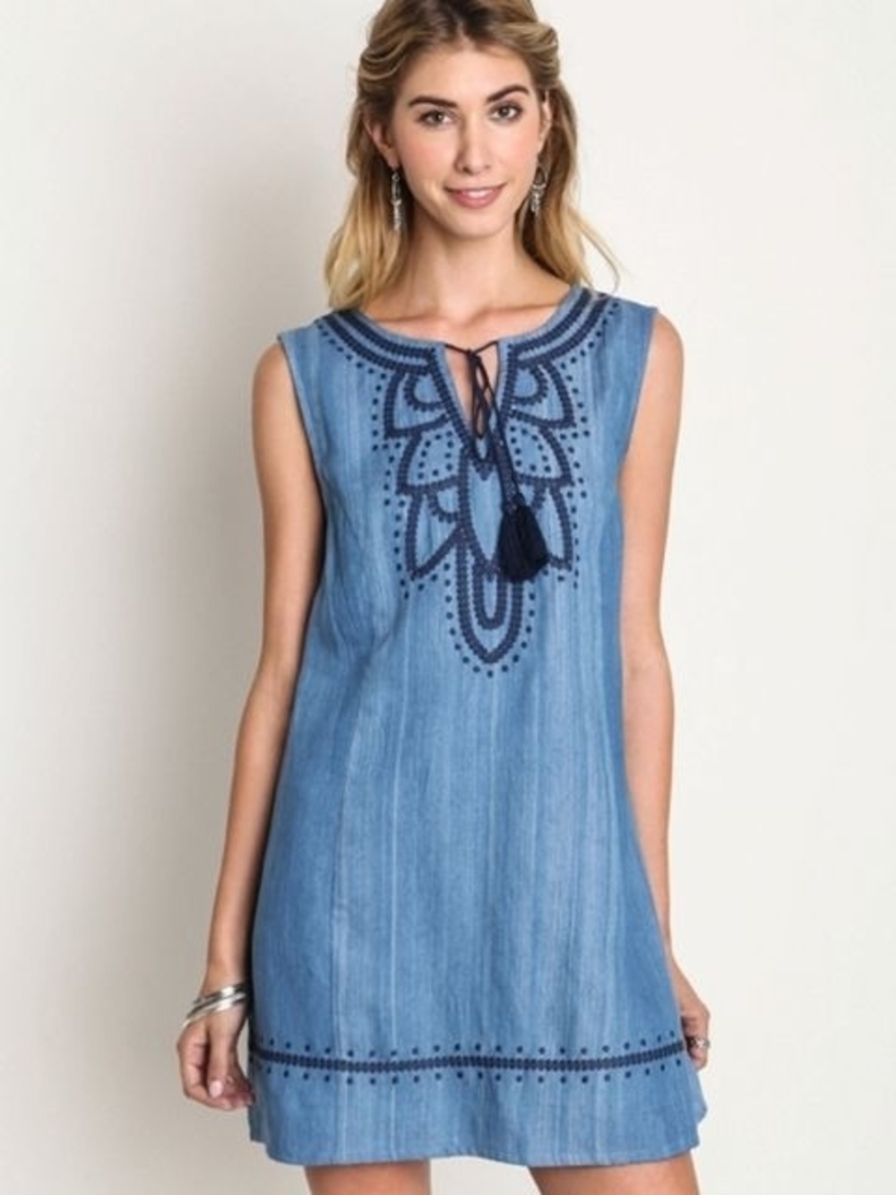 Umgee Light Blue Sleeveless Tunic with Navy Embroidery Women's Size L